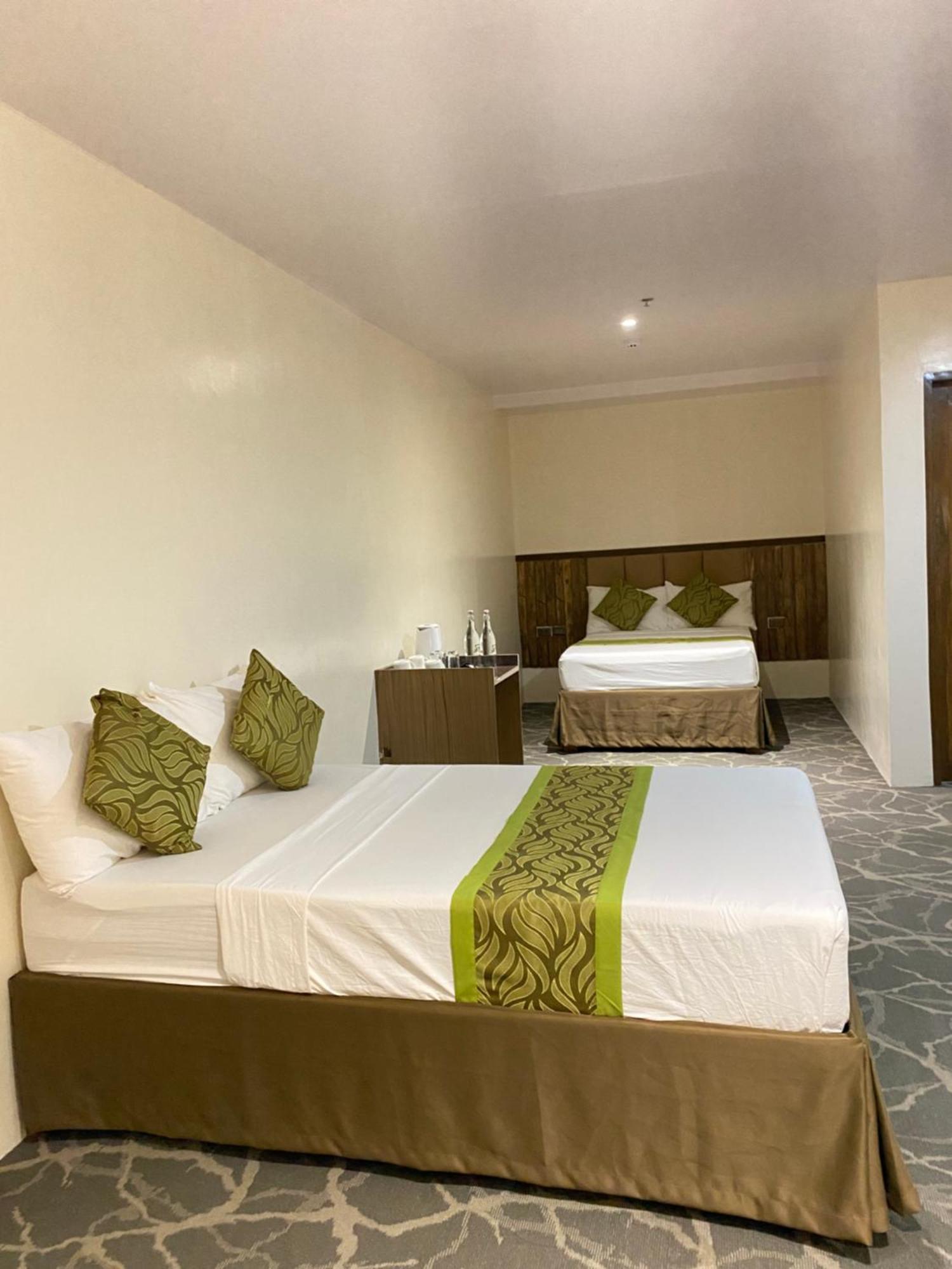 Maxi Hotel And Event Center Tagbilaran City Exterior foto