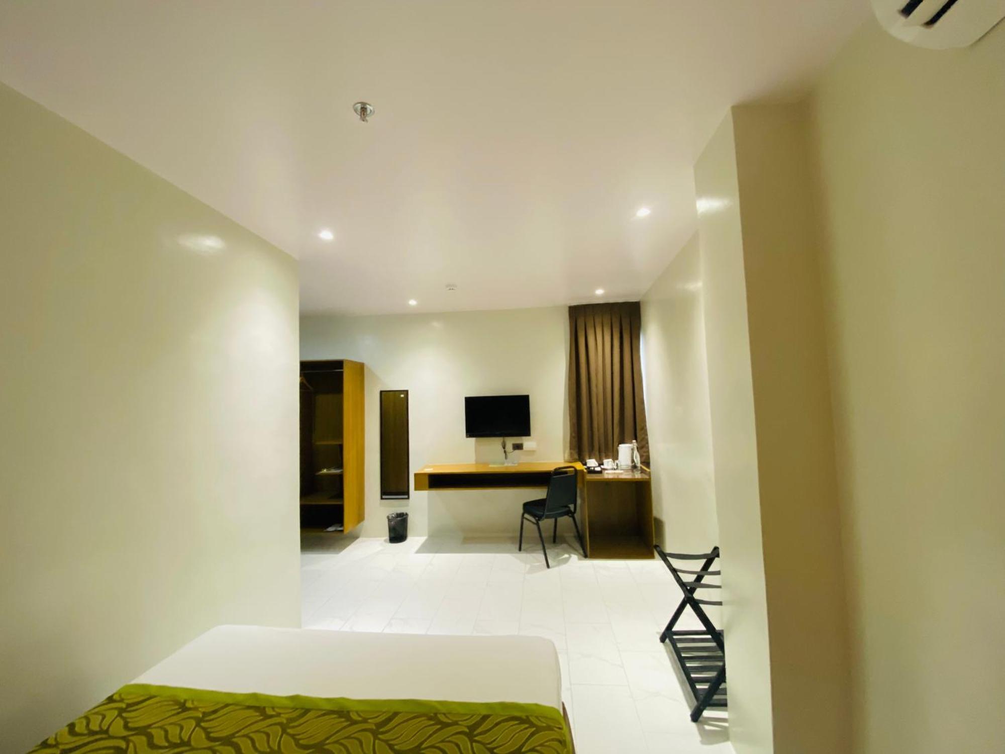 Maxi Hotel And Event Center Tagbilaran City Exterior foto
