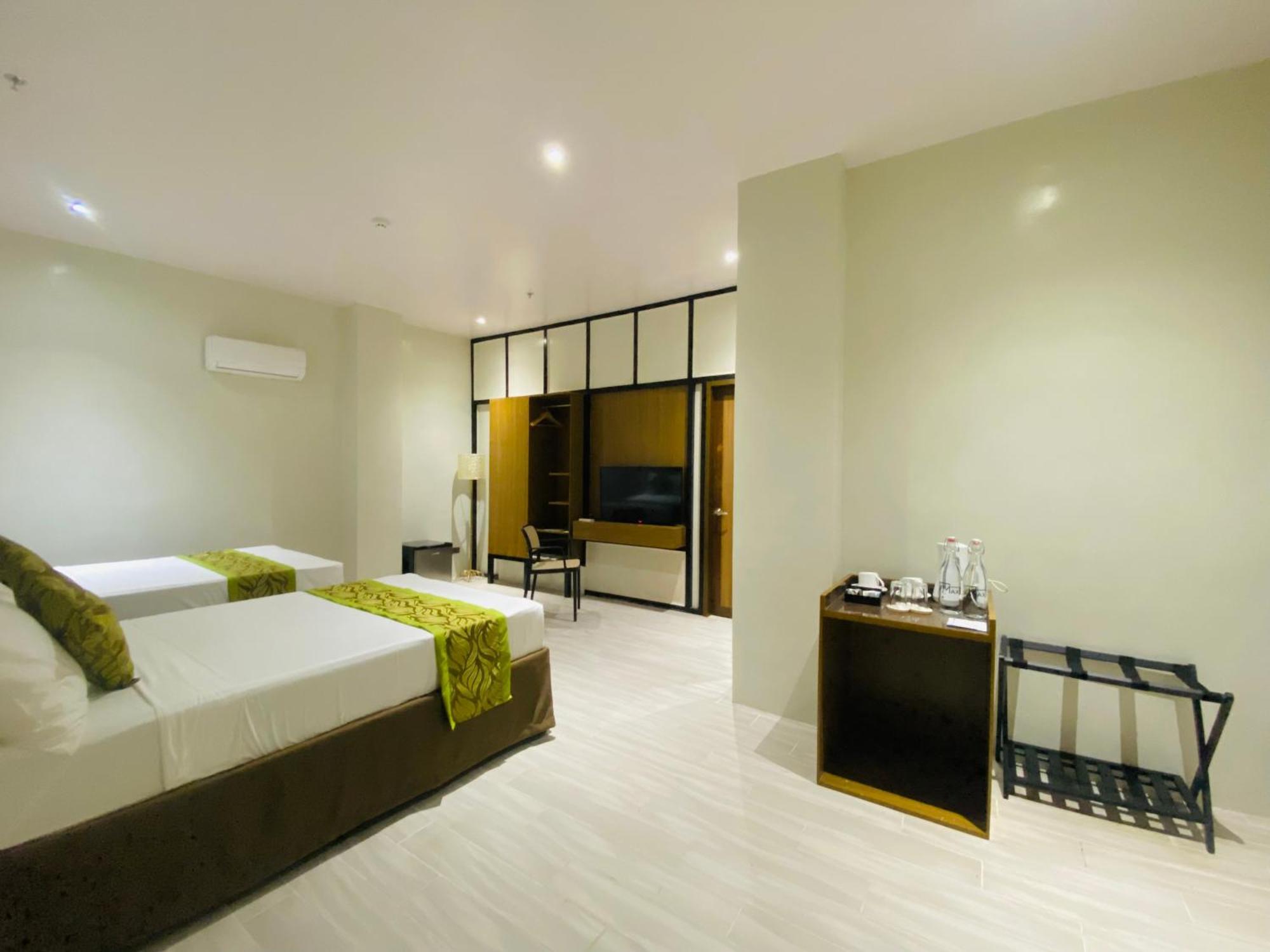 Maxi Hotel And Event Center Tagbilaran City Exterior foto