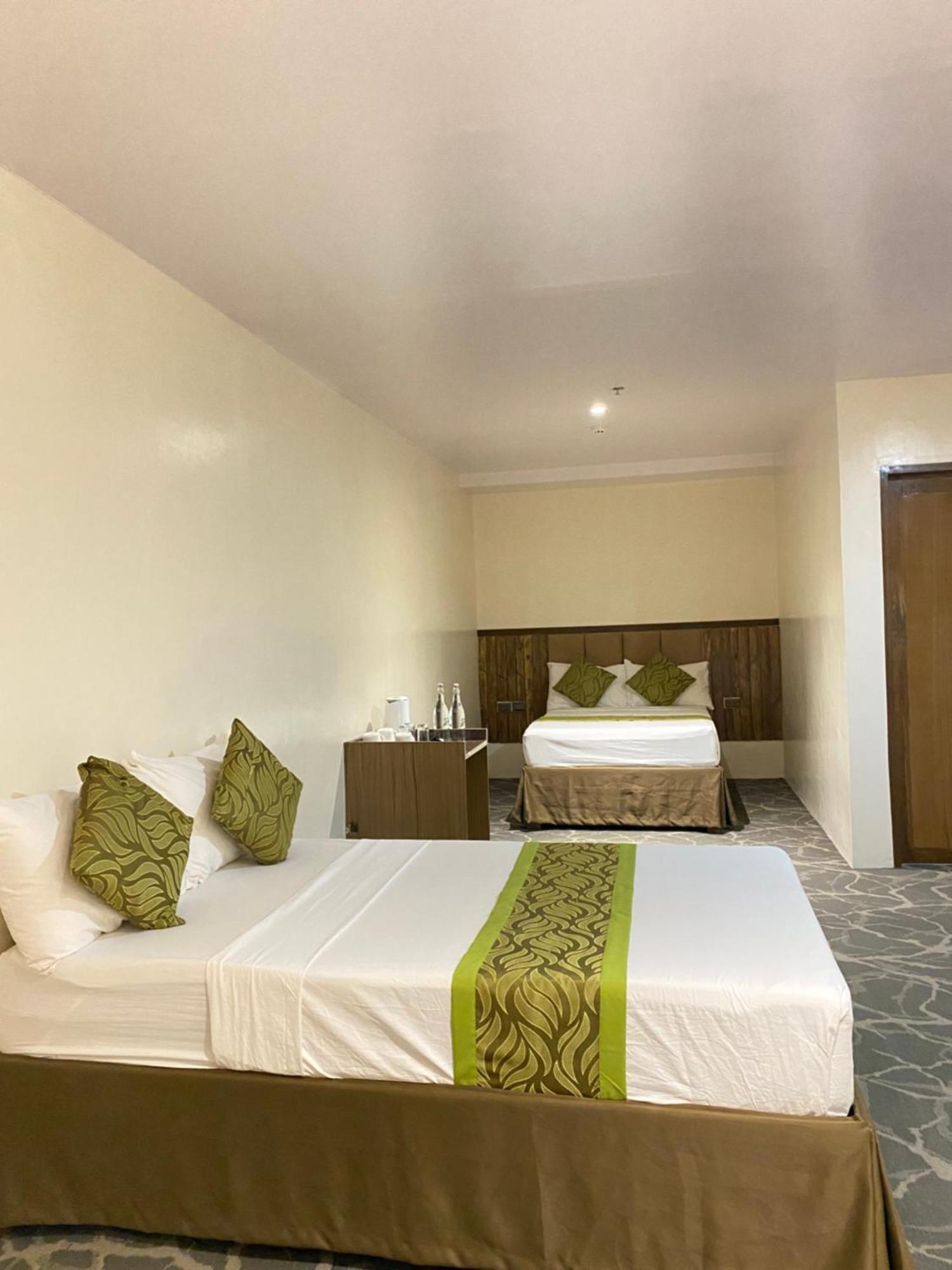 Maxi Hotel And Event Center Tagbilaran City Exterior foto
