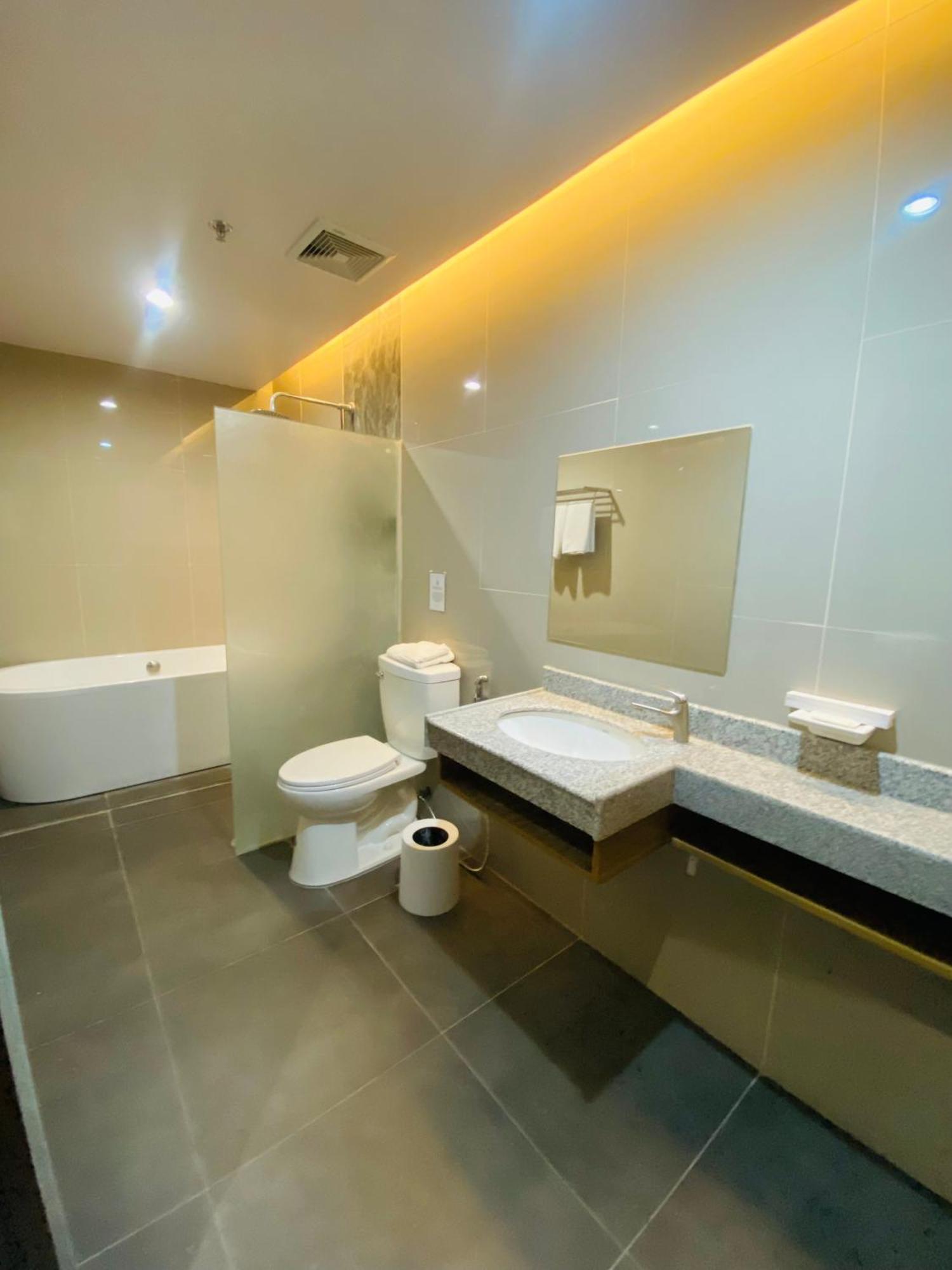 Maxi Hotel And Event Center Tagbilaran City Exterior foto