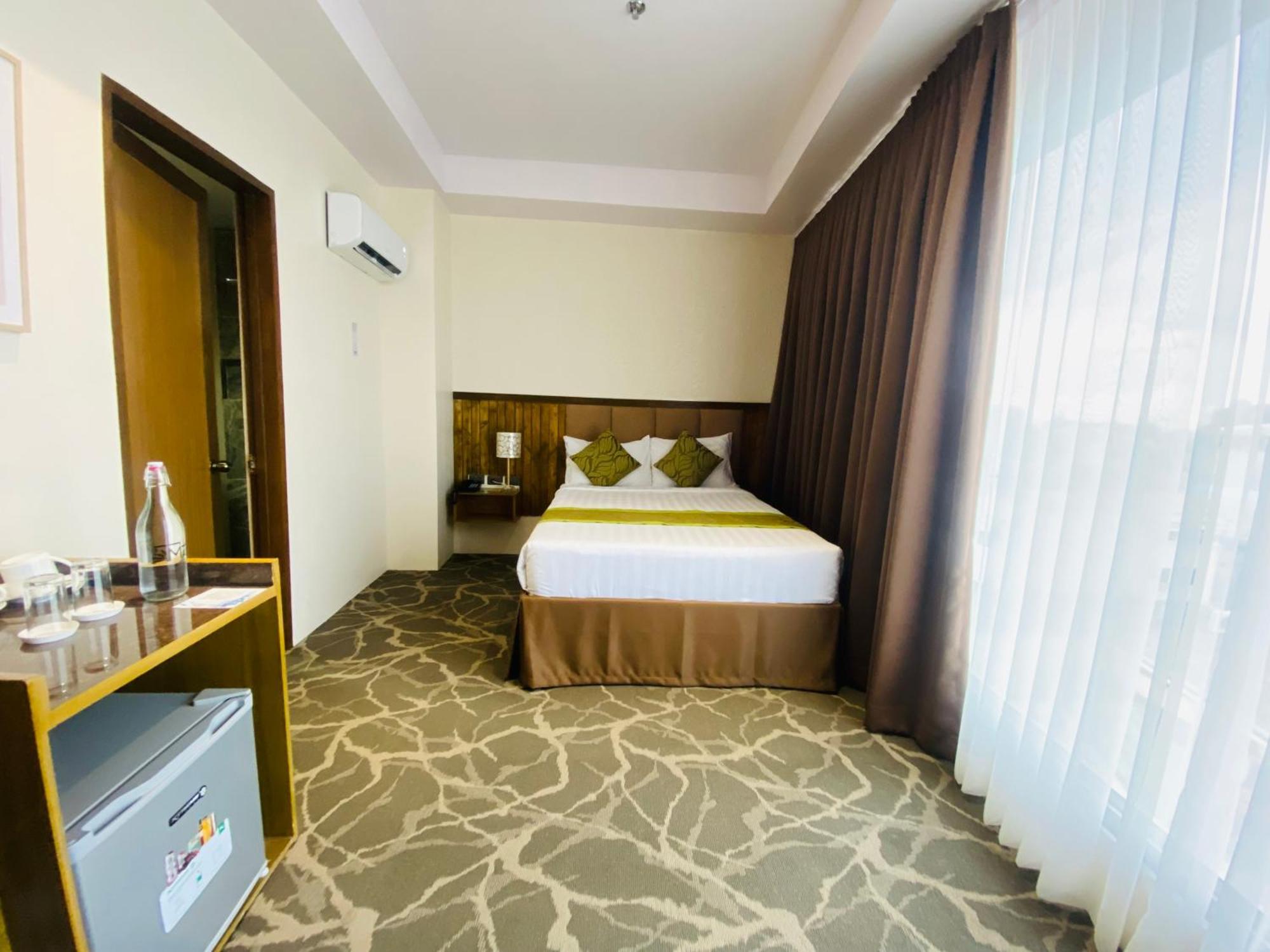 Maxi Hotel And Event Center Tagbilaran City Exterior foto