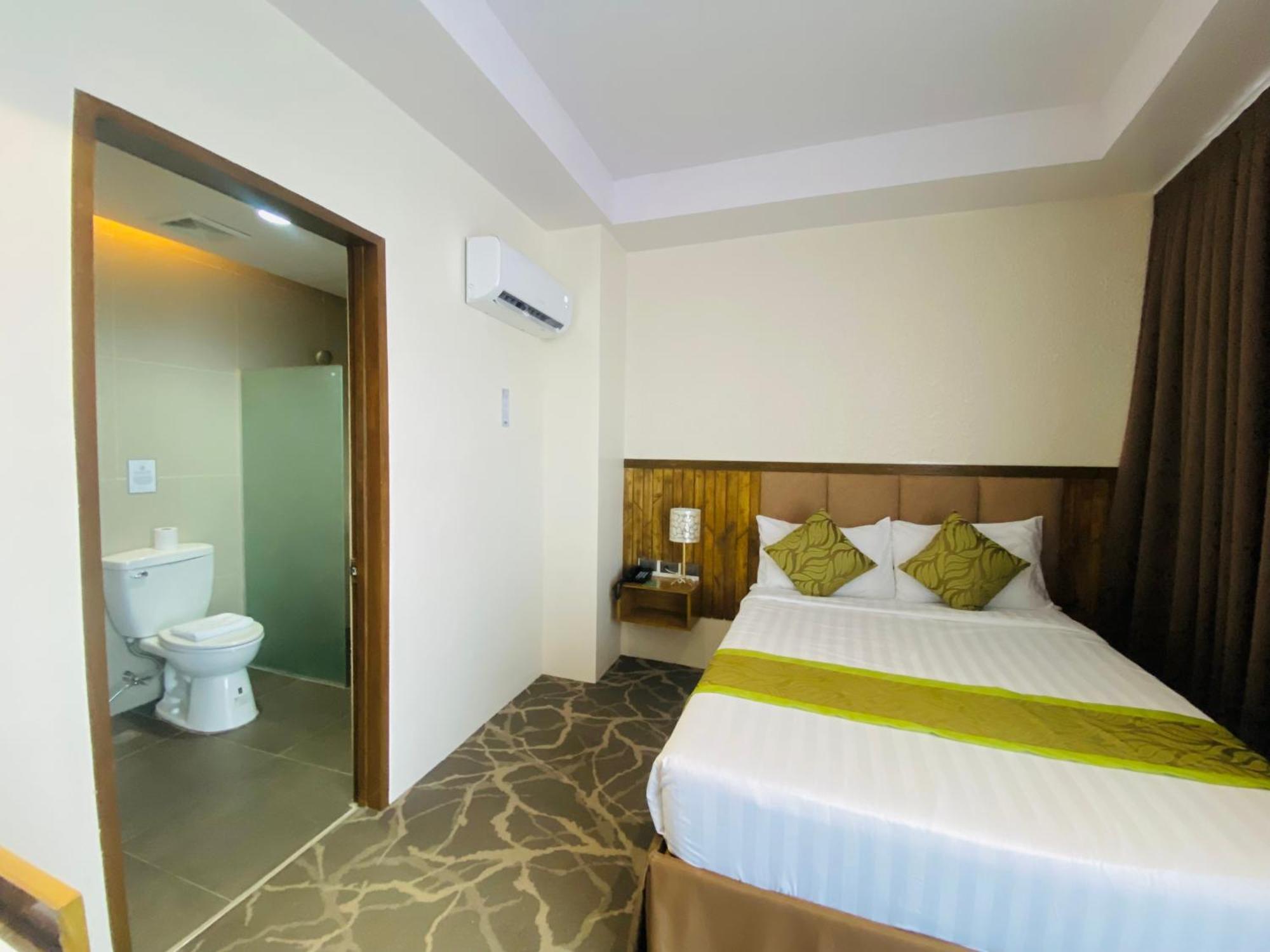 Maxi Hotel And Event Center Tagbilaran City Exterior foto